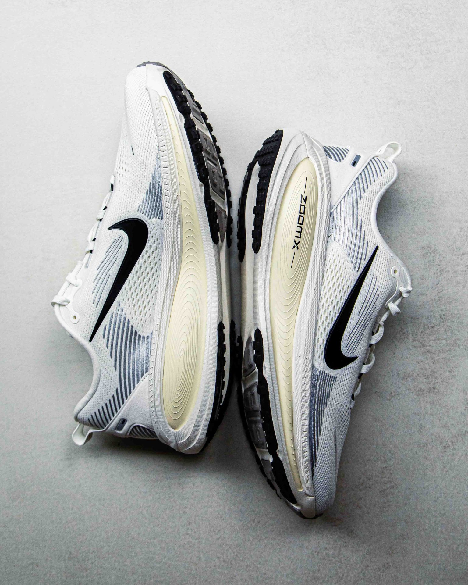 white nike shoes