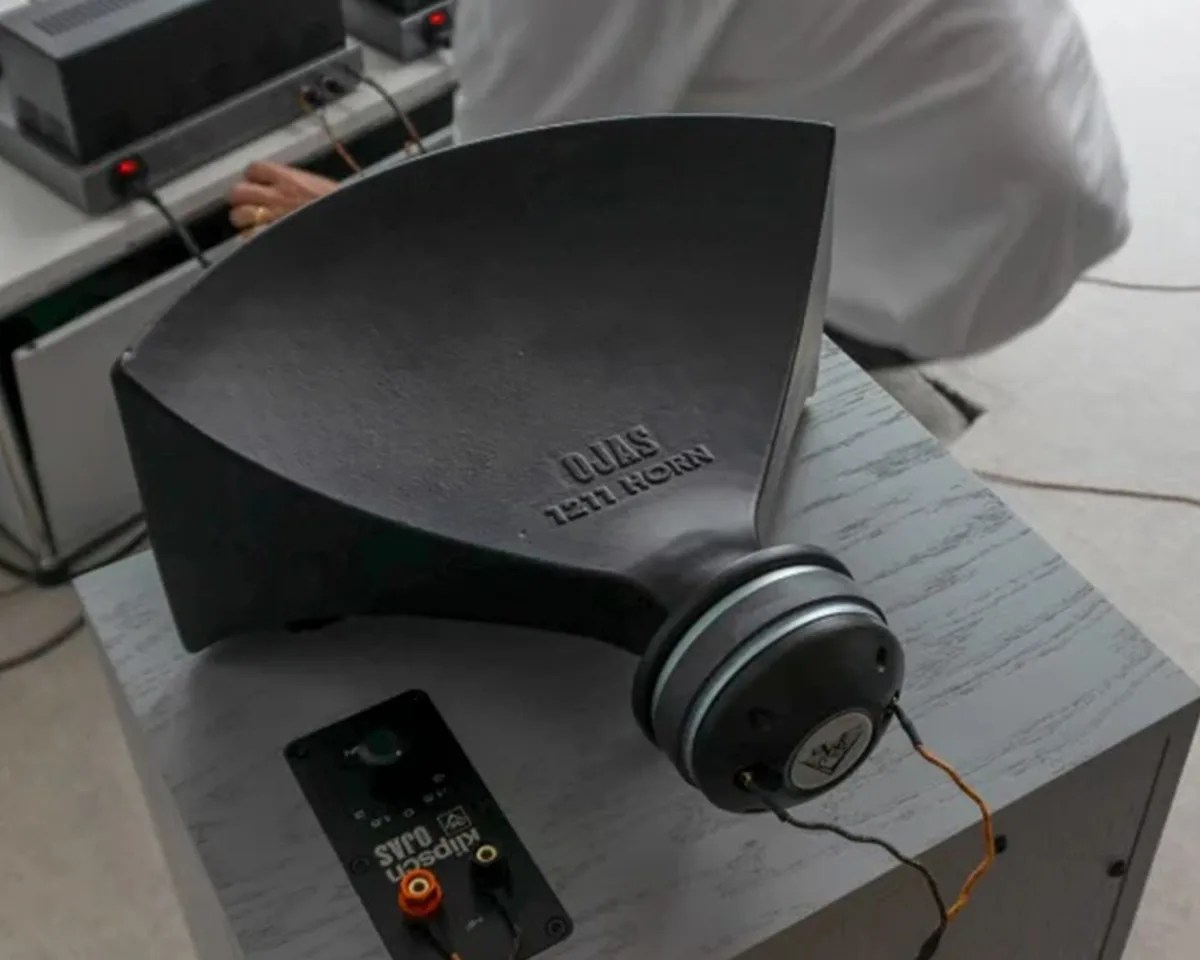 Top-down image of the horn atop the Klipsch x Ojas kO-R1 Loudspeaker