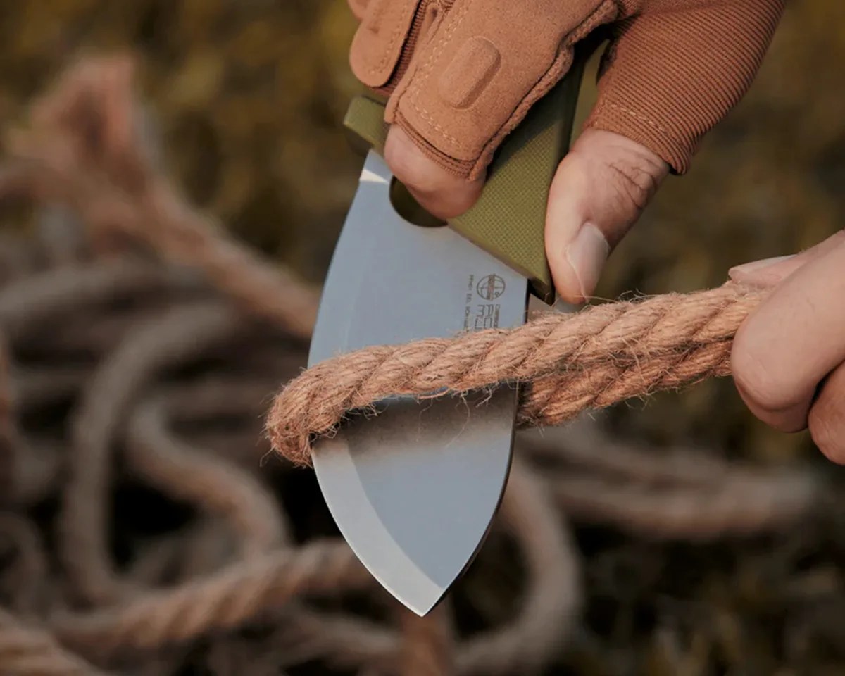 Petrified Fish PFH01 EEL knife cutting through rope