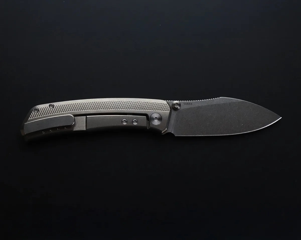 Quiet Carry The Catch knife on black background