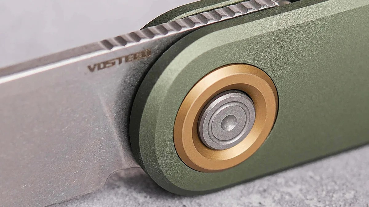 Macro shot of Vosteed Corgi V pivot lock on gray countertop