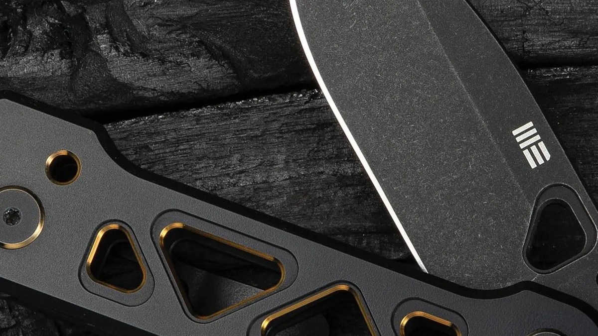 Macro shot of We Knife Tyro on coal
