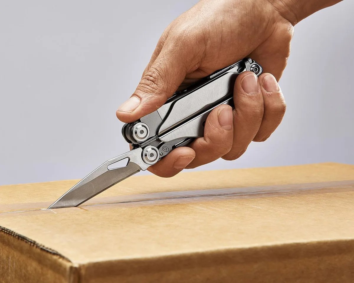 Gordon 20 in 1 Multi Tool cutting open a box