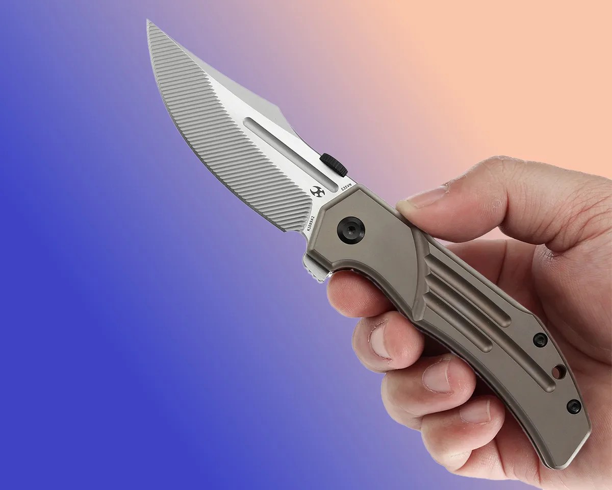 Kansept Orion knife in hand on blue-pink background