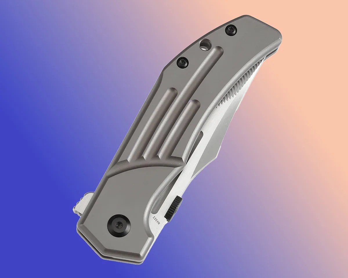 Kansept Orion knife closed on blue-pink background