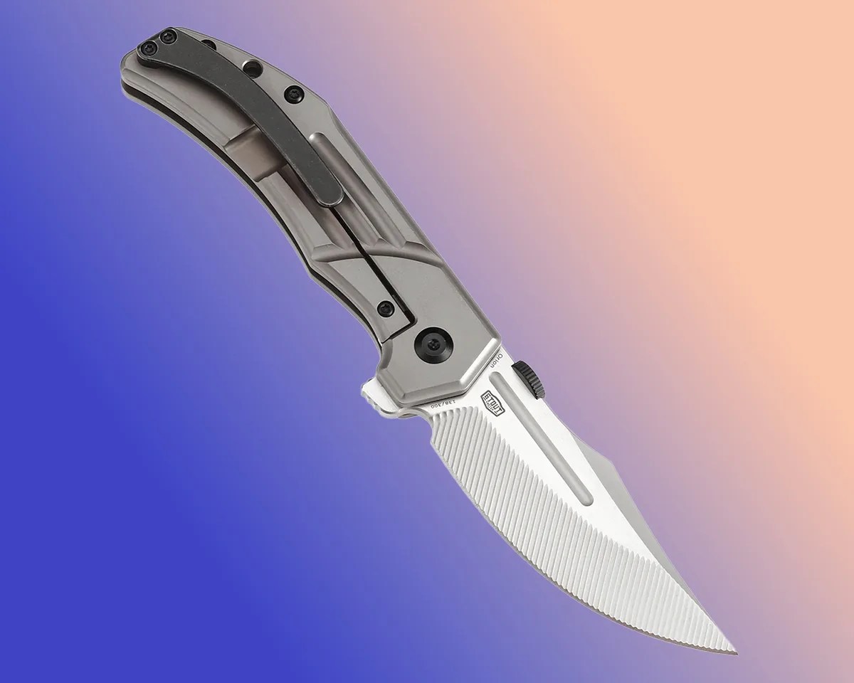 Backside of Kansept Orion knife on blue-pink background