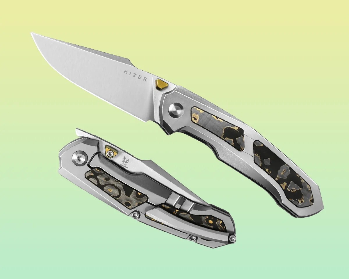 Kizer Feweed knife open and closed on green yellow gradient background