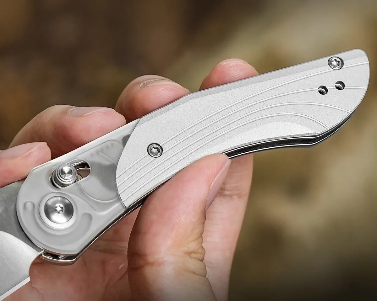 Kizer Mini Mystic knife handle closeup in hand