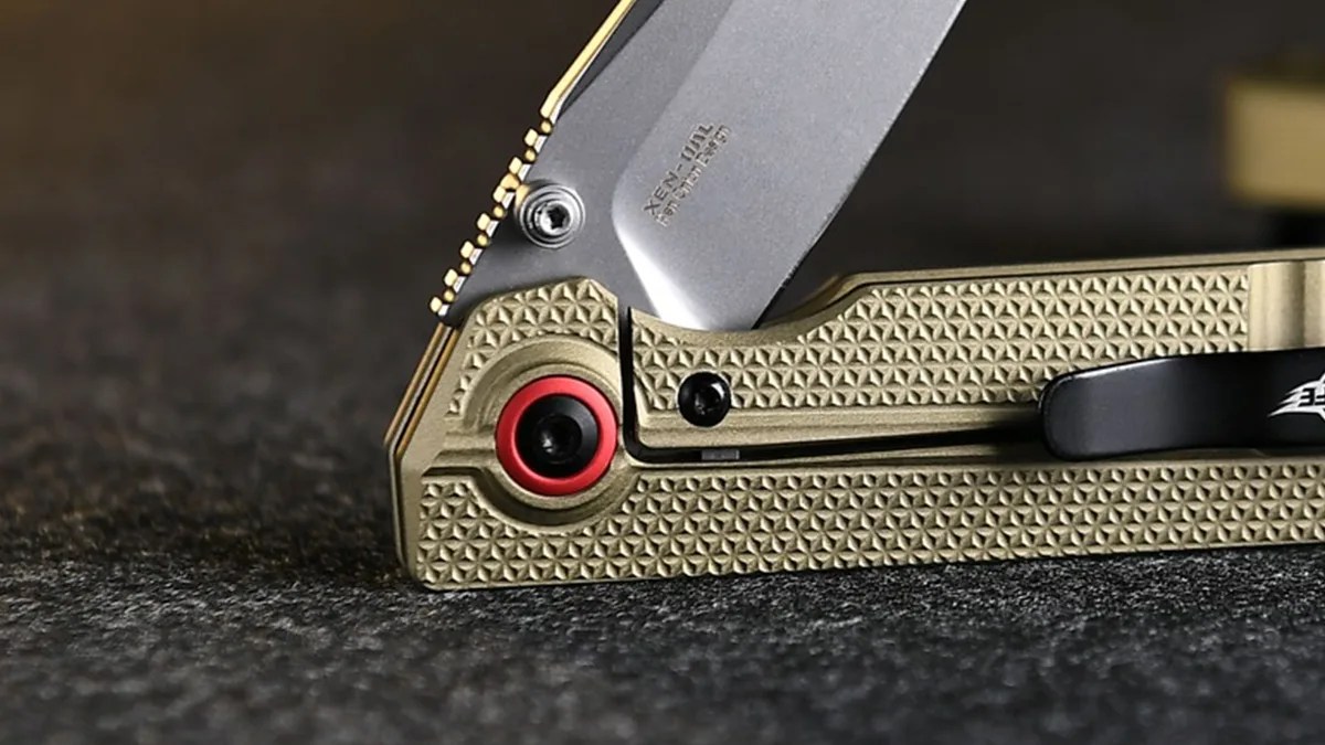 Oknife XEN-OAL knife pivot closeup on black felt