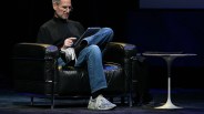 steve jobs on stage wearing new balance sneakers