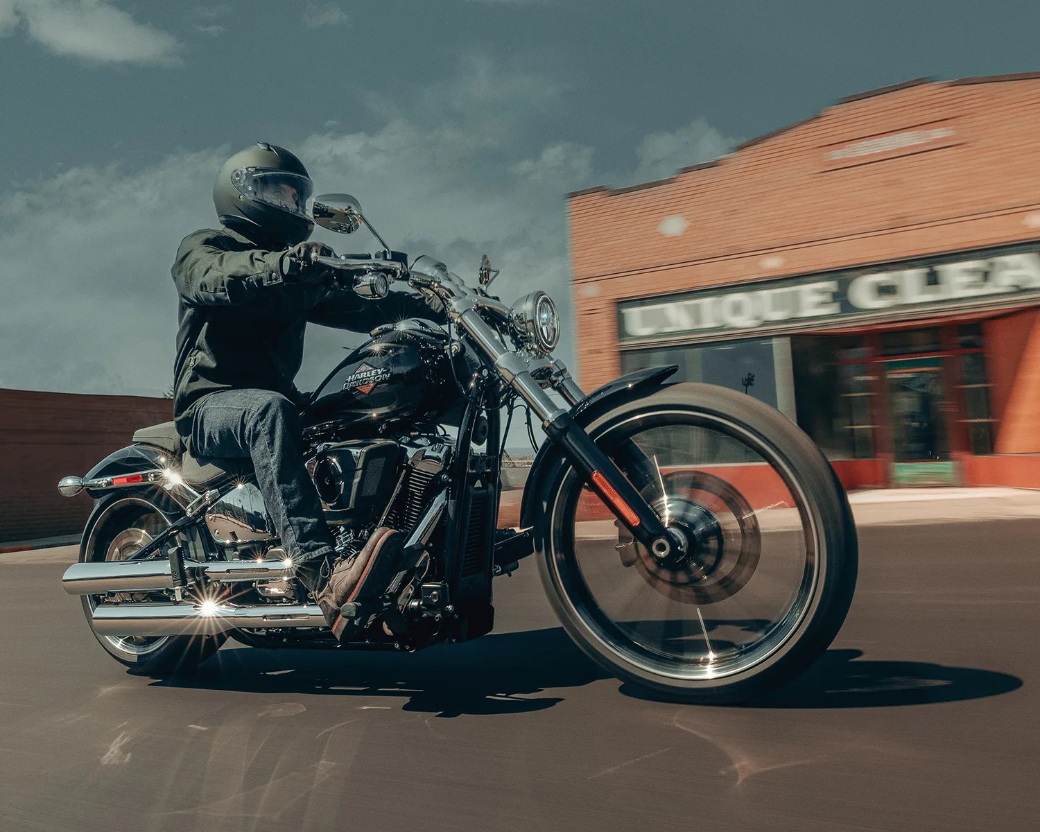 2025 harley davidson breakout action