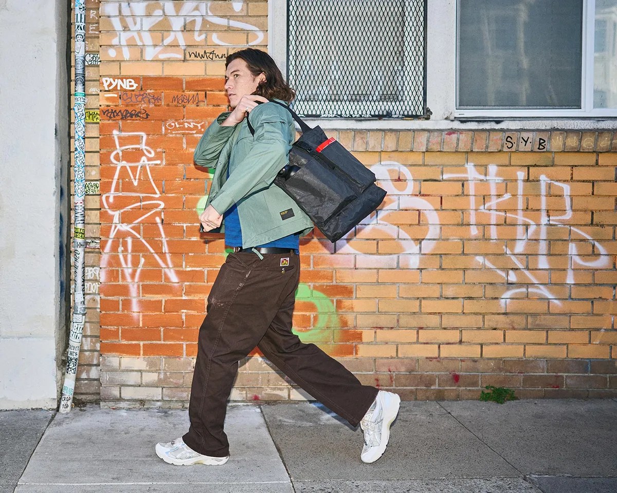 Man carrying Aer Simple Tote on city street