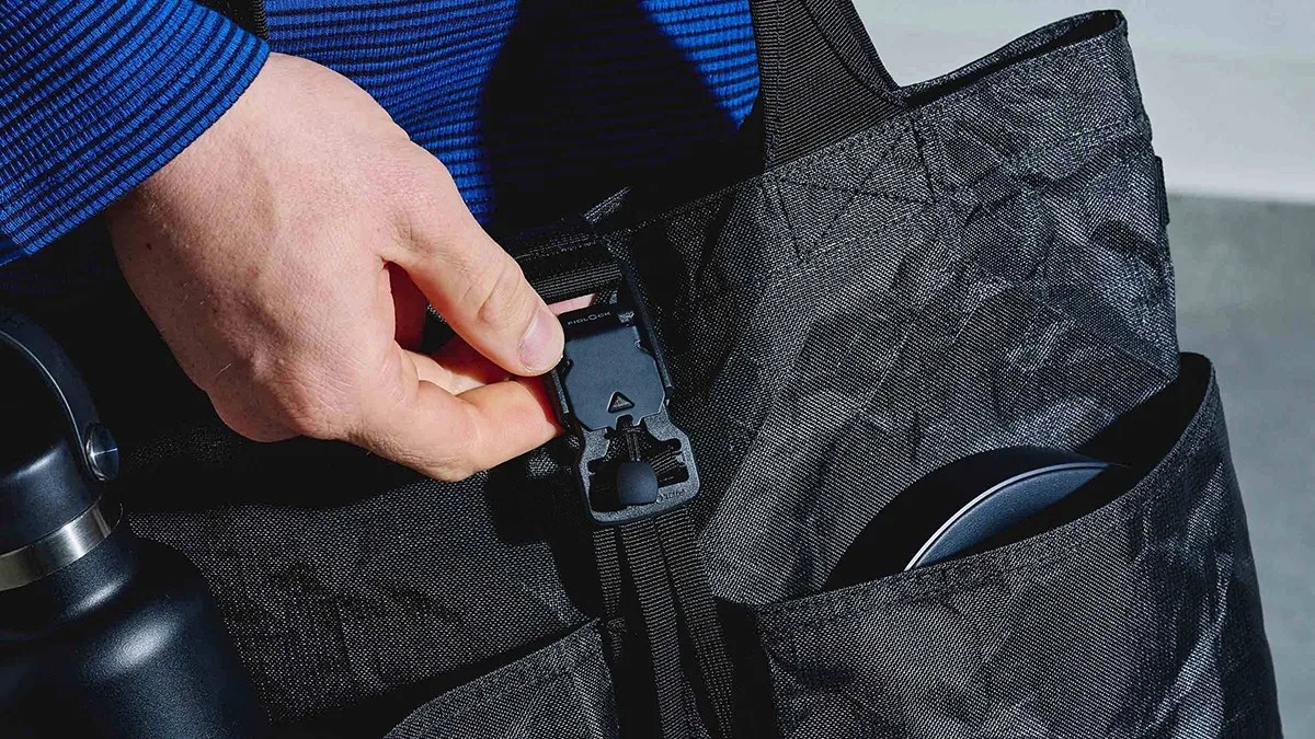 Closeup of Aer Simple Tote buckle