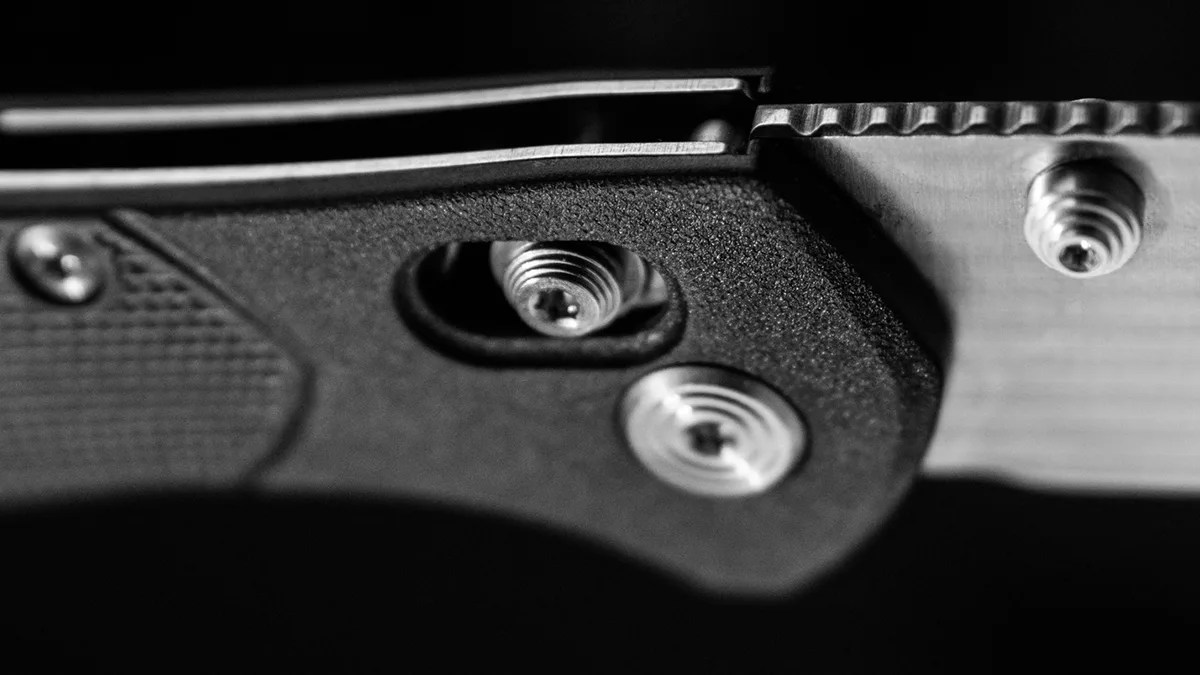 closeup of Buck Knives crossbar lock