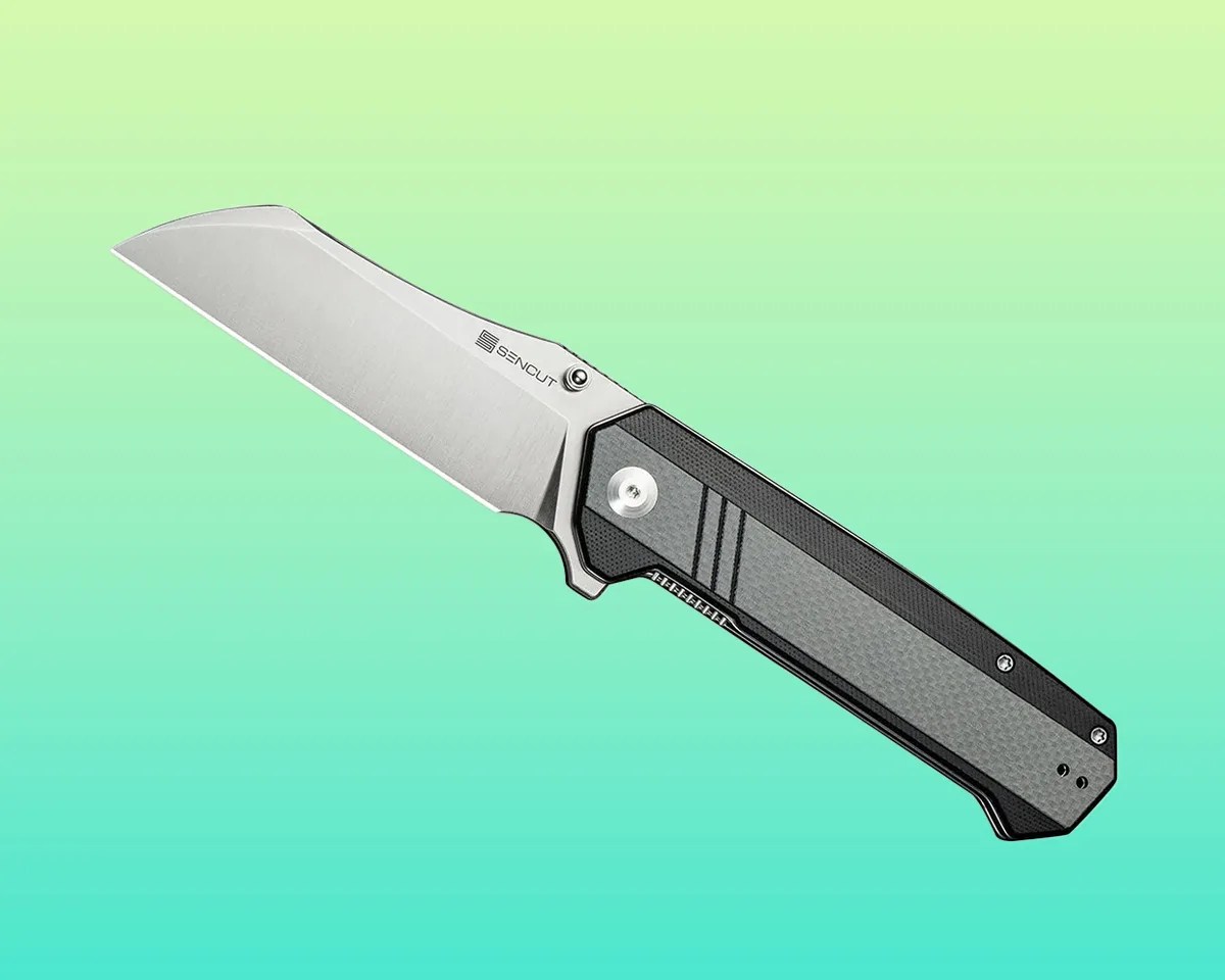 Sencut Draxor knife on green-yellow background