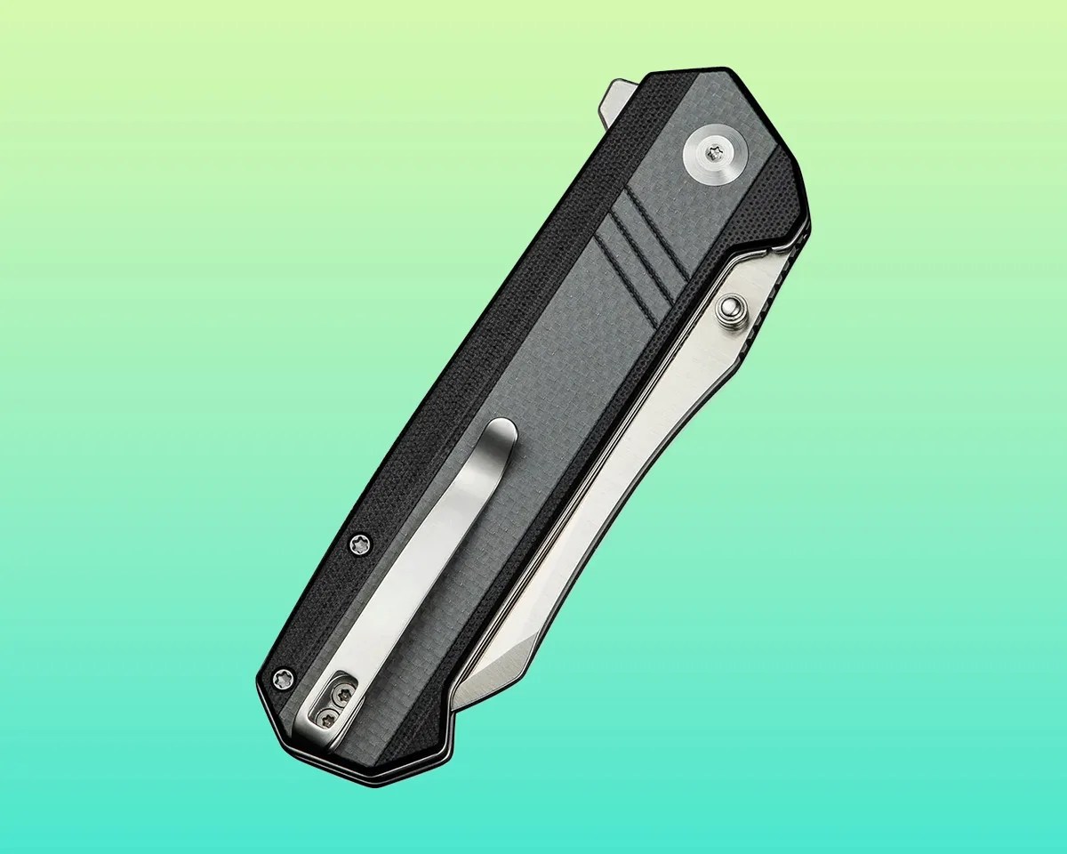 Sencut Draxor knife closed on green-yellow background