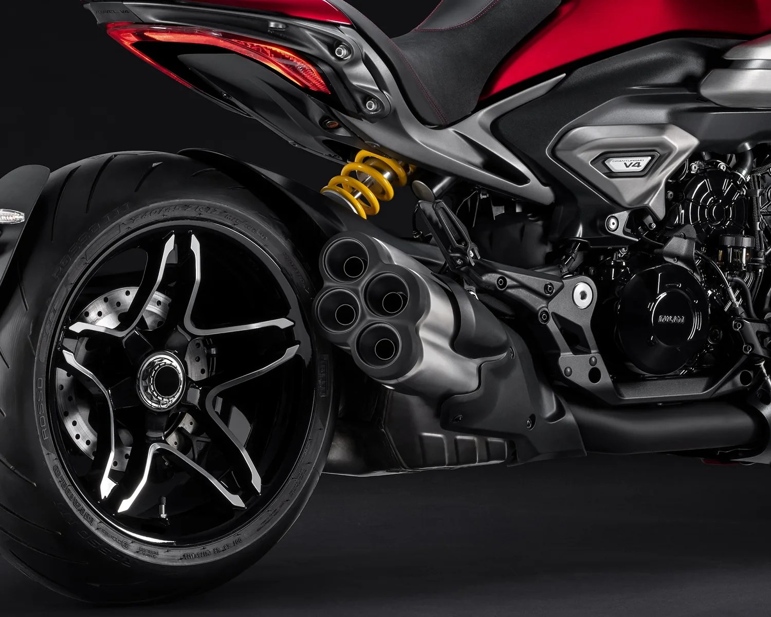 ducati xdiavel v4 exhaust pipes