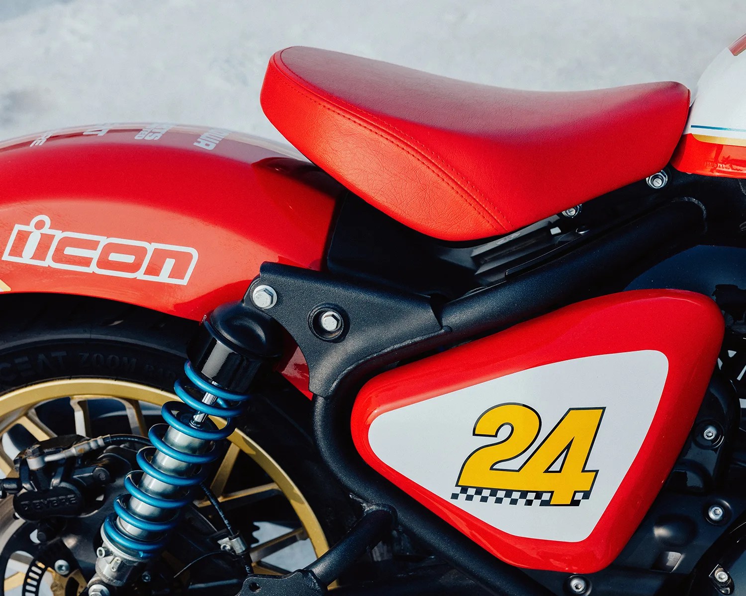 royal enfield shotgun 650 icon red seat