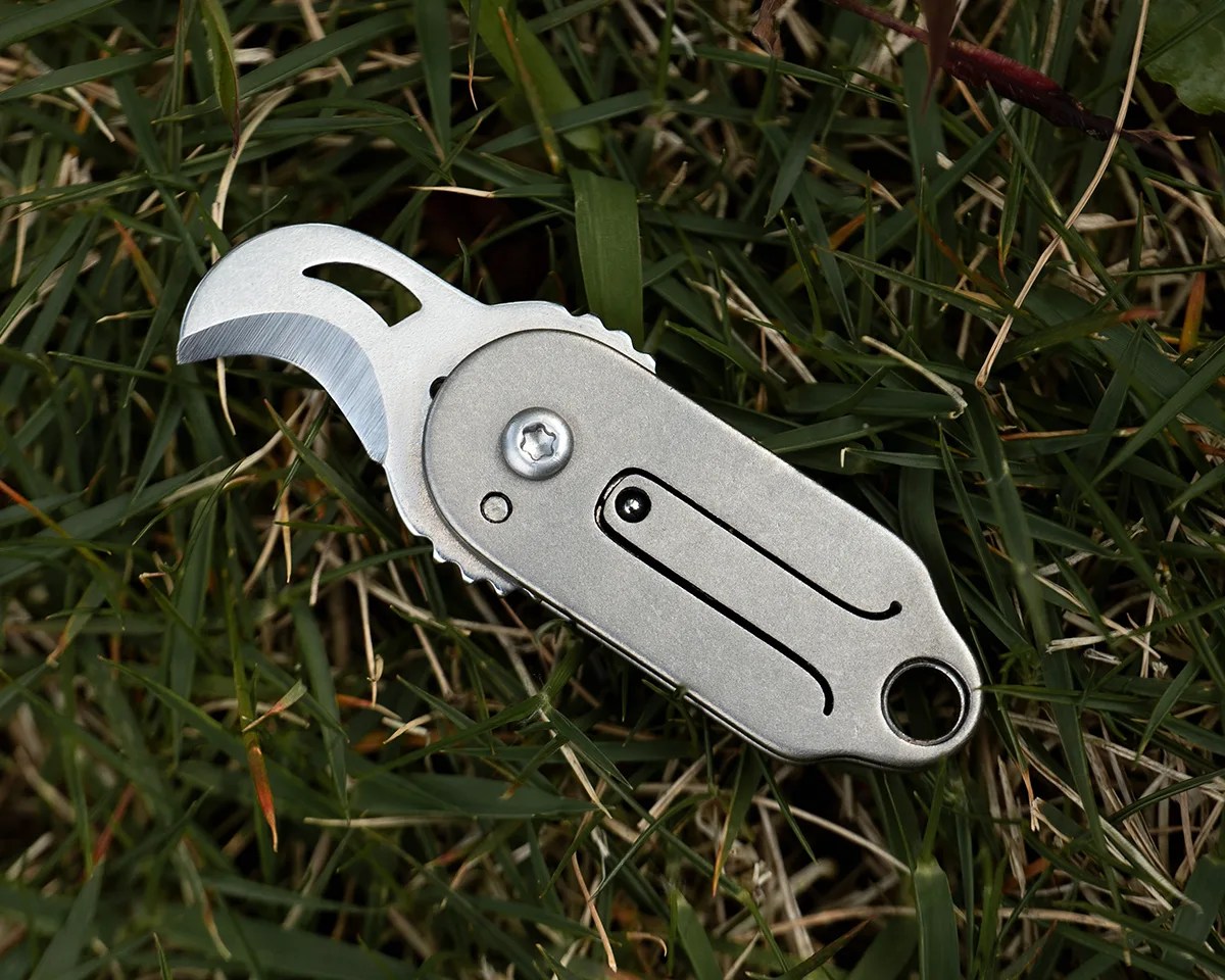 Edgelet ScytheBlade sitting on grass
