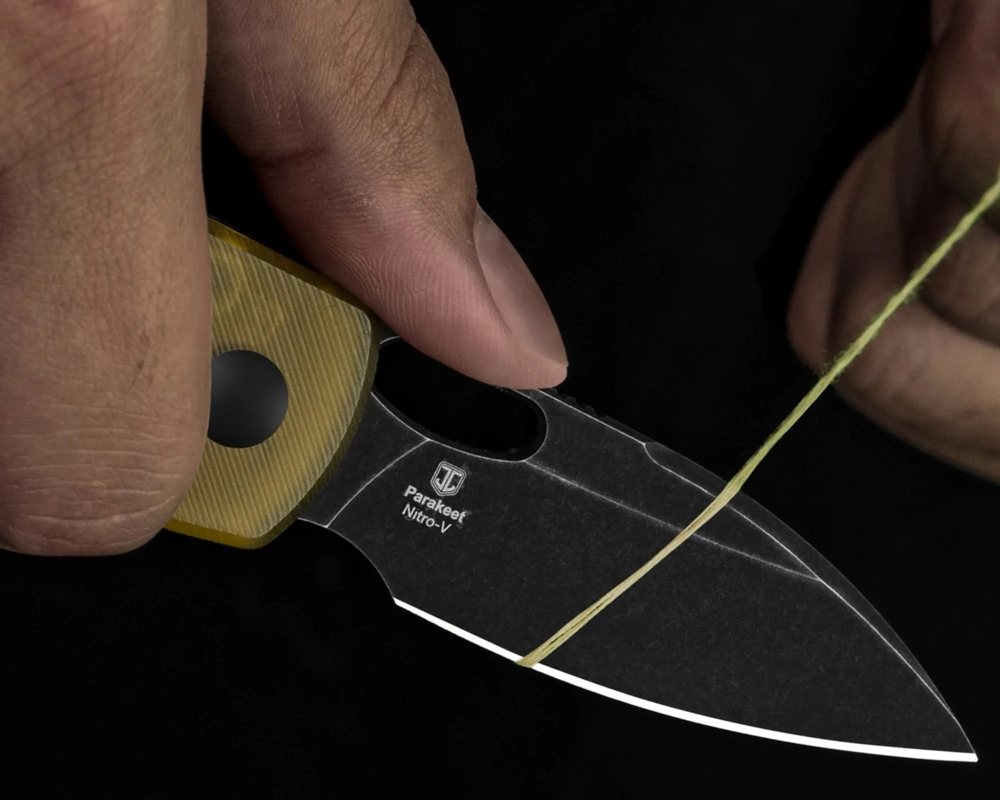 Kizer Parakeet knife cutting in hand