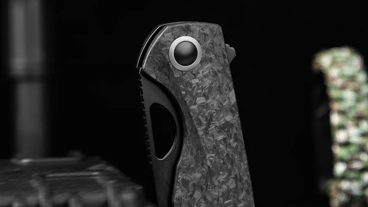 Closeup of Kizer Sparrow knife handle pivot