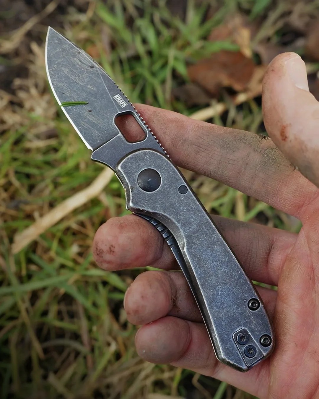 Knafs Lander 5 kn hand above grass