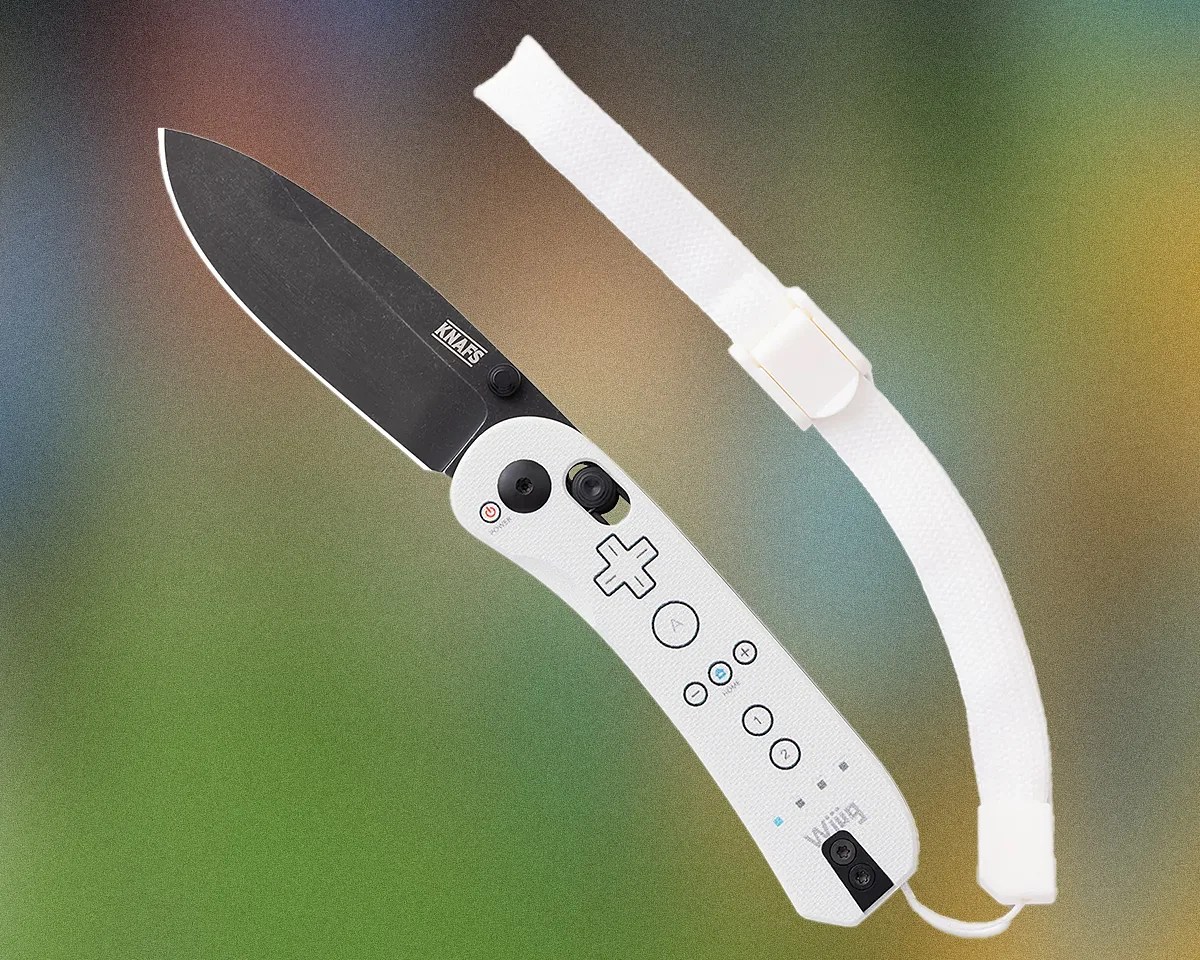 Knafs Lander Landeriimote Limited Edition Knife on blurry background