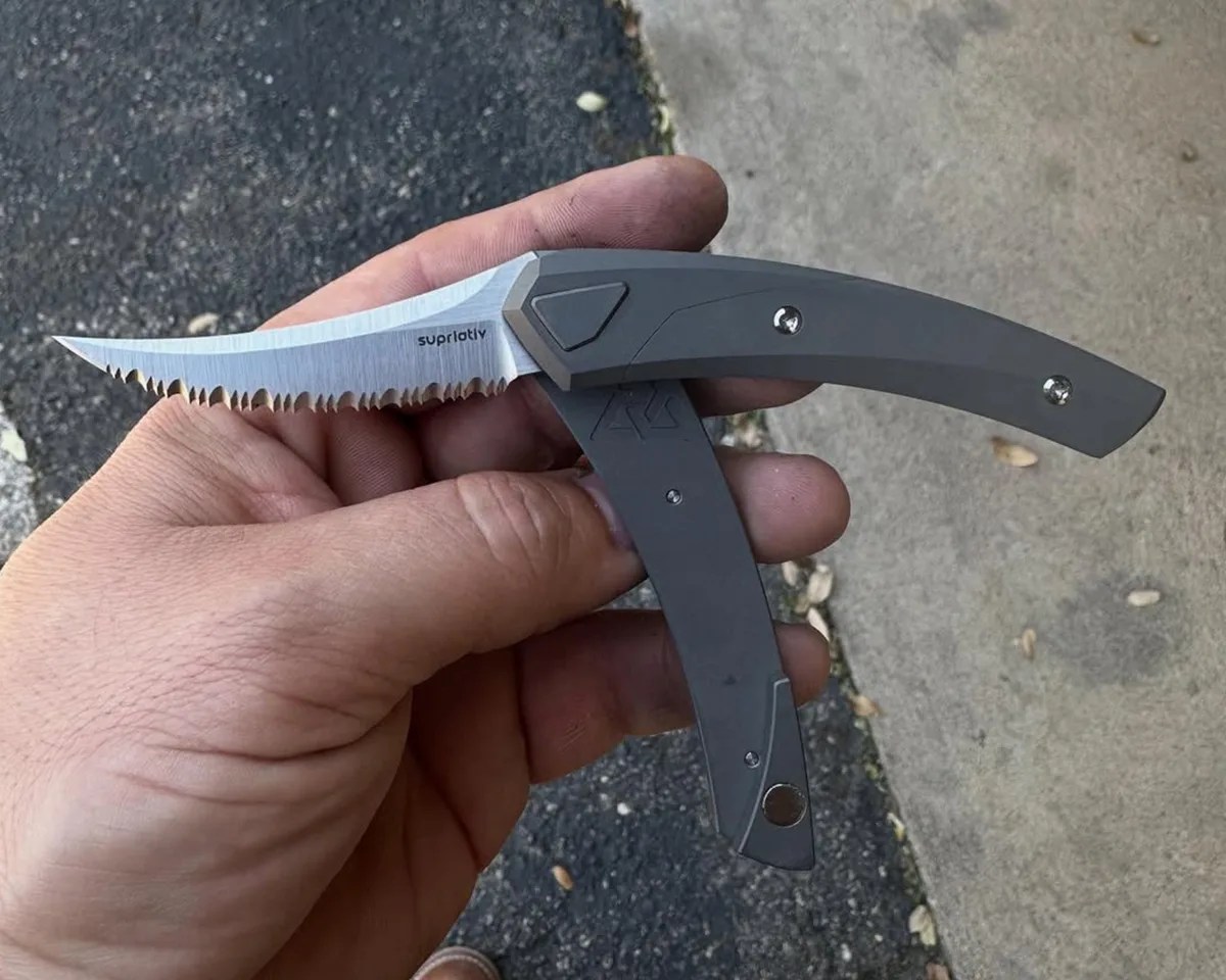 Suprlativ The Piranha serrated in hand