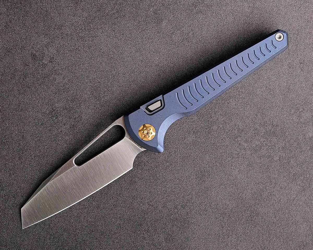 Vosteed Gavko Leopard knife on gray background