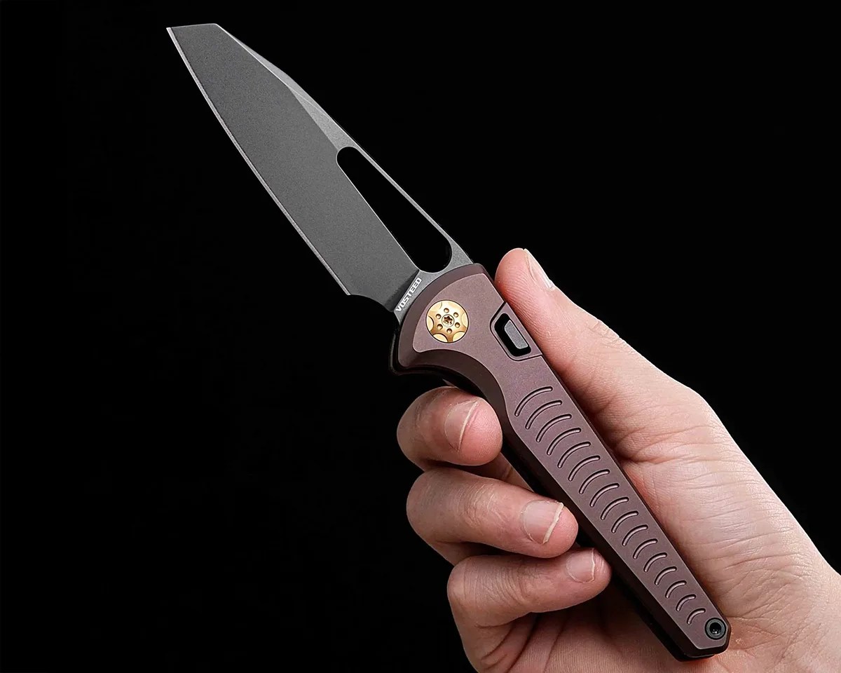 Vosteed Gavko Leopard knife in hand on black background