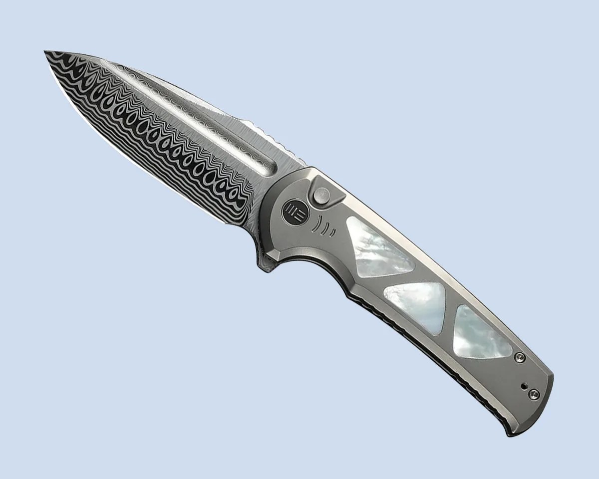 We Knife Sylox knife on blue background