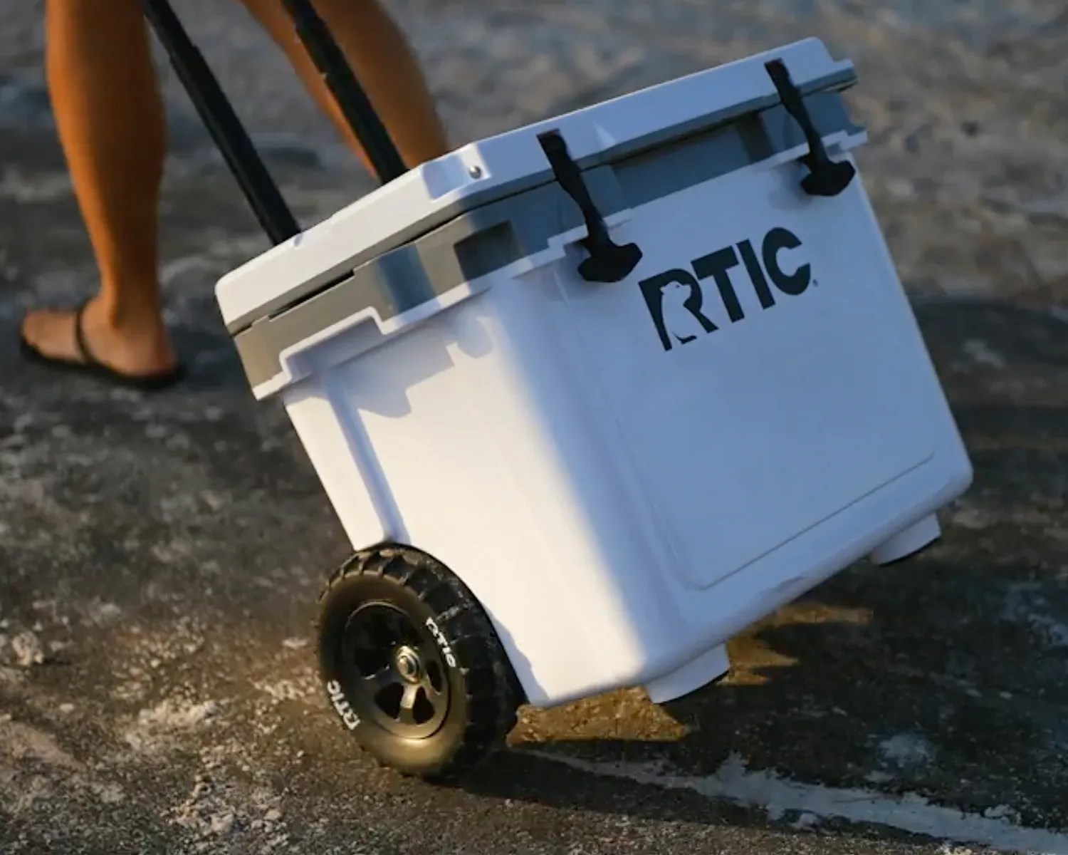 rtic 22 qt ultralight wheeled cooler beauty