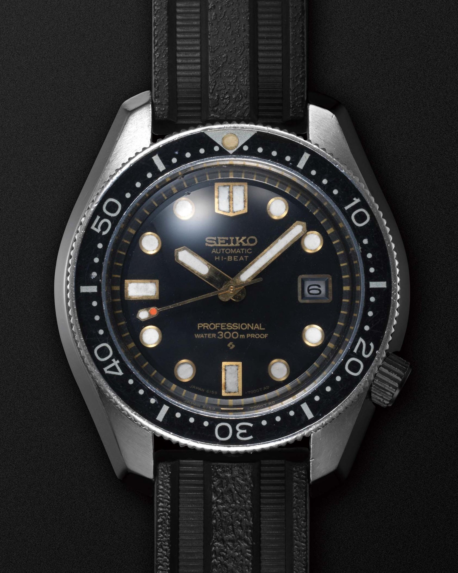 a black dive watch