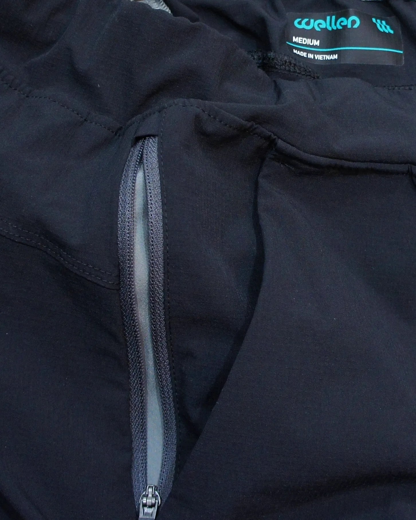 zoom on black wellen shorts