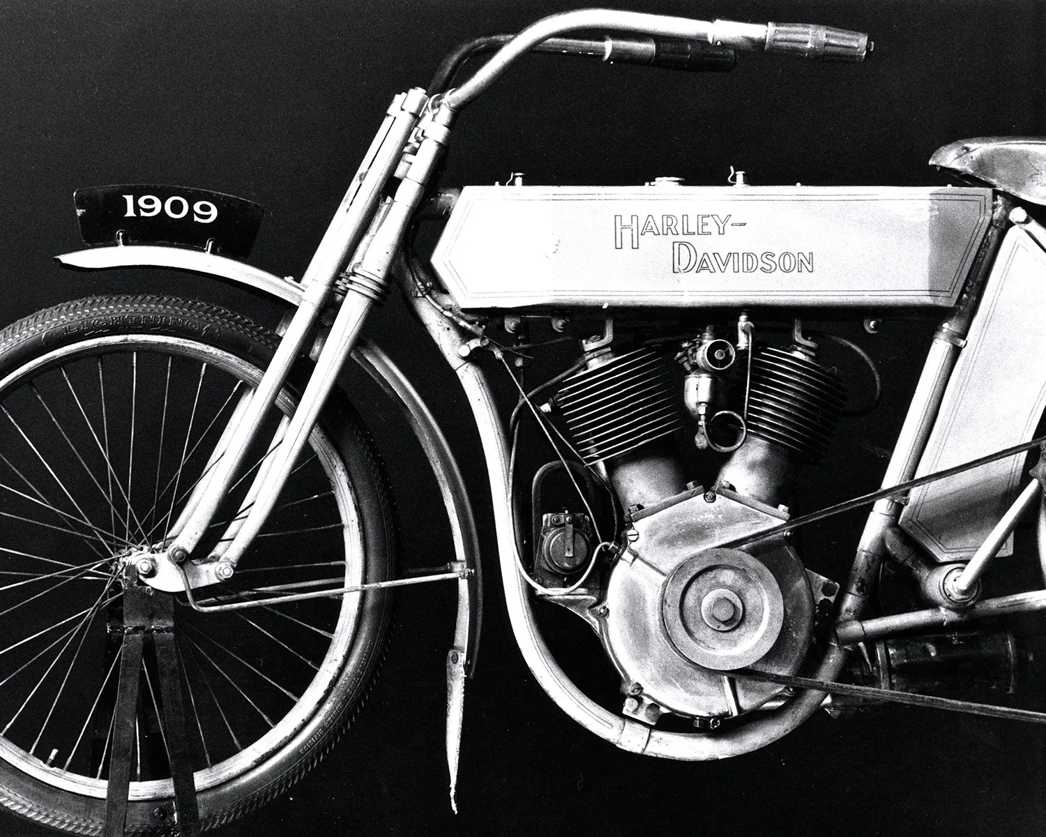 1909 harley davidson v-twin belt side