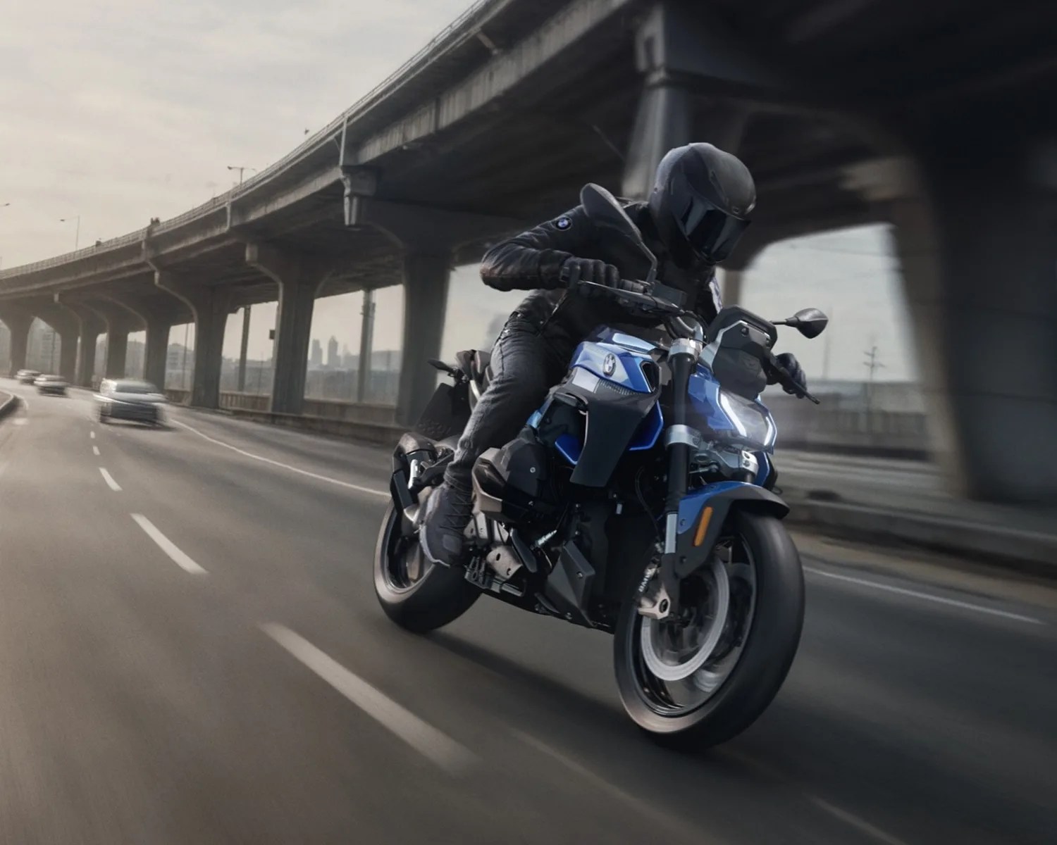 2026 bmw r 1300 r action