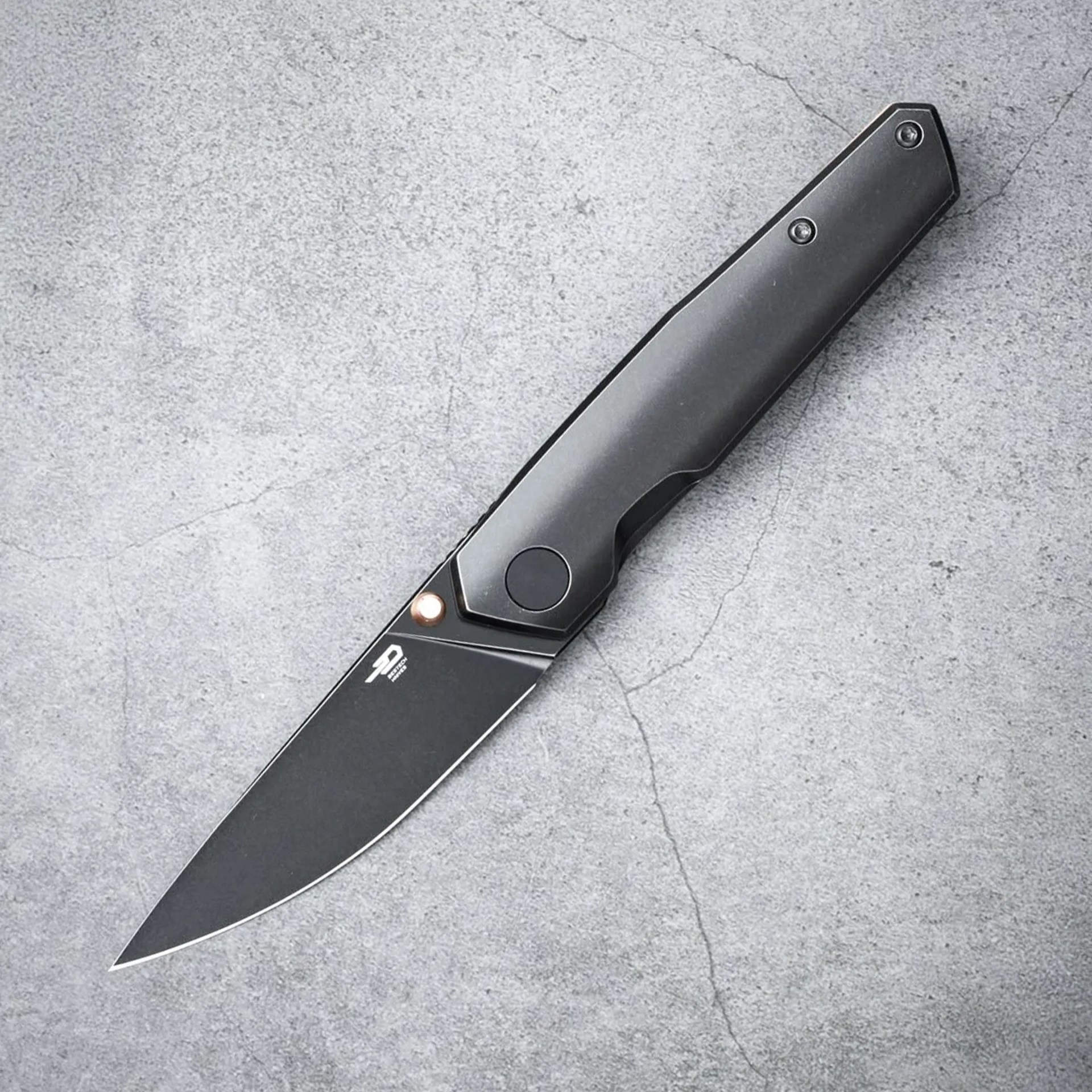 Bestech VK-Kuze knife on concrete background
