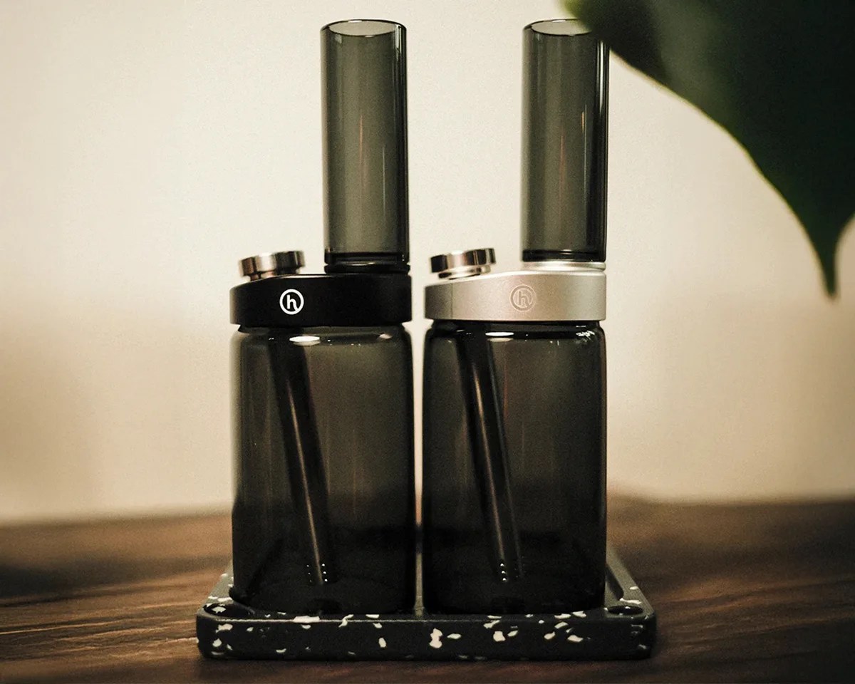 Honest Smoked Capsule bongs in black and silver