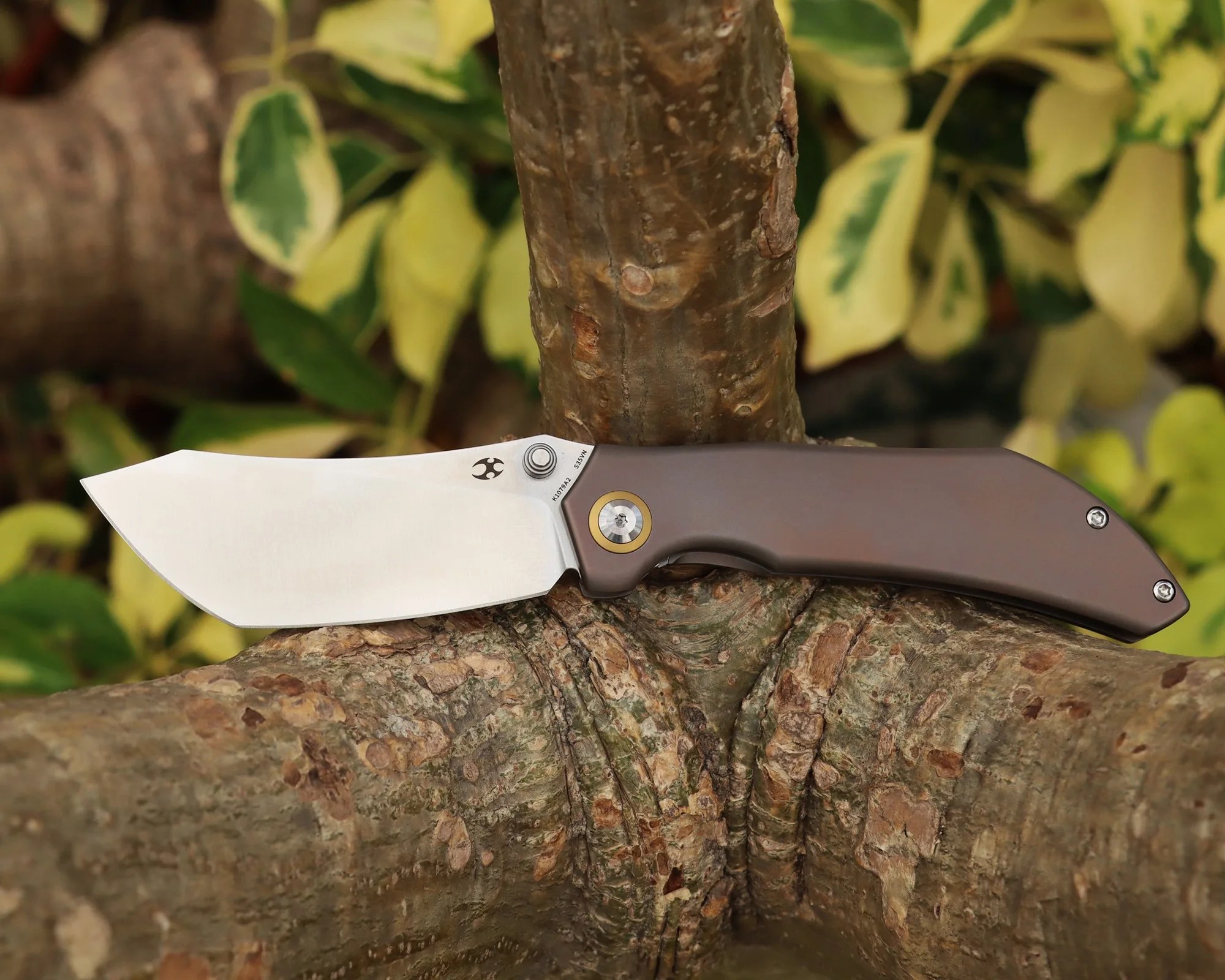 Kansept Tipper knife on tree branch