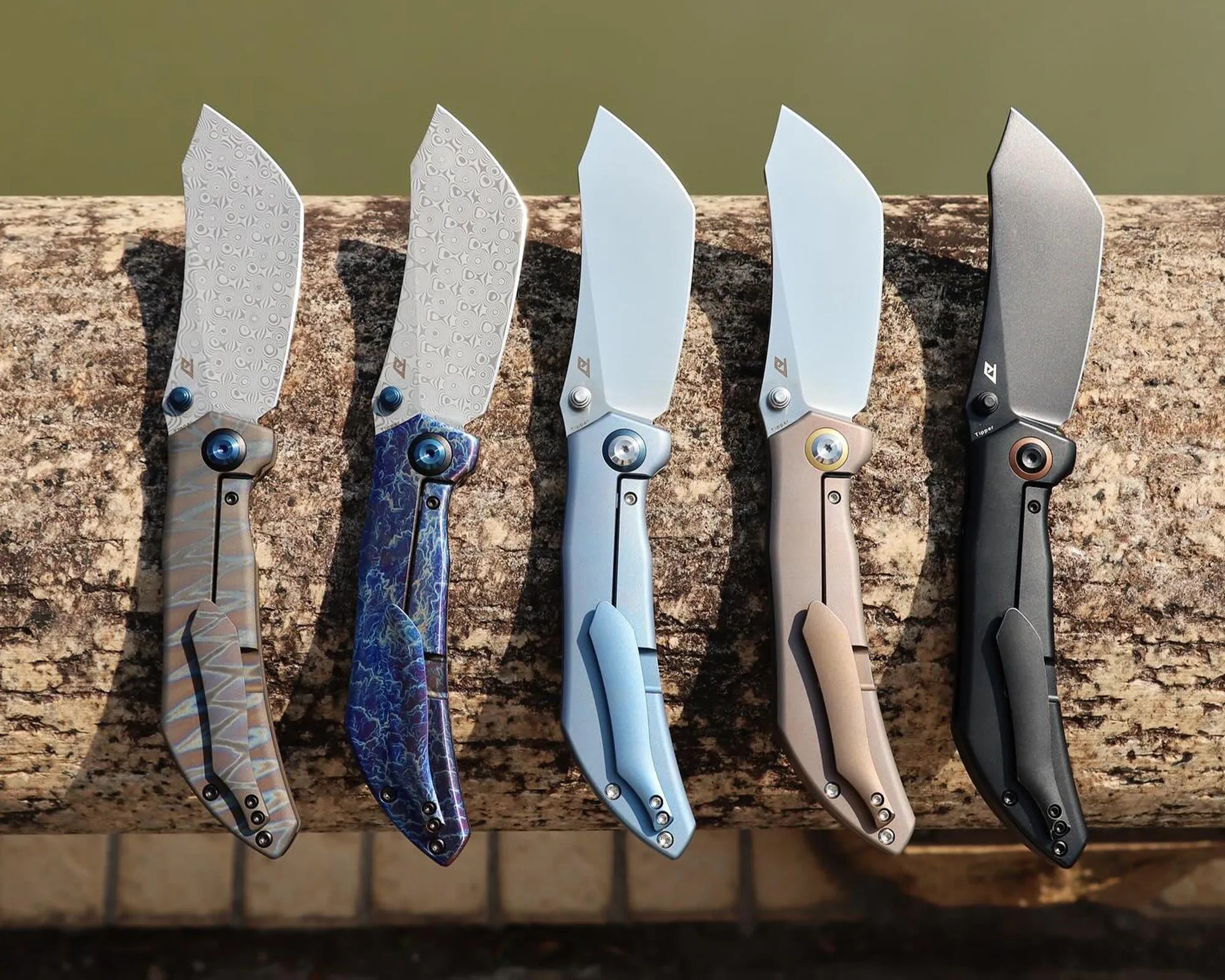 Kansept Tipper knives on tree branch