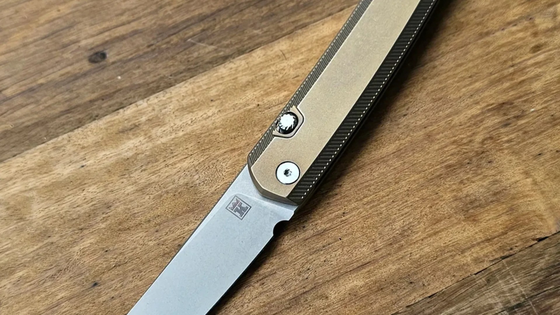 Kingsford Knives KwaiKing closeup on wood