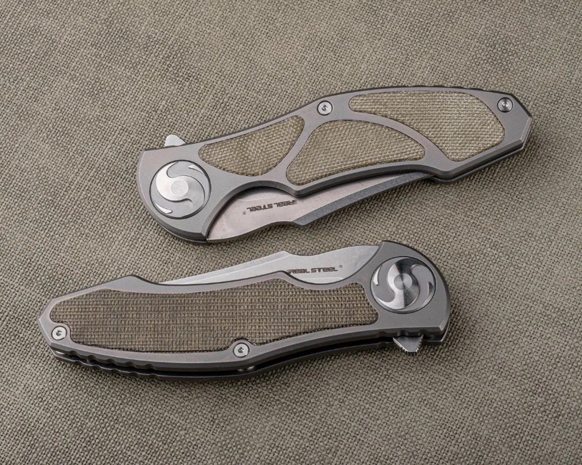 Real Steel Exorcist knives on canvas