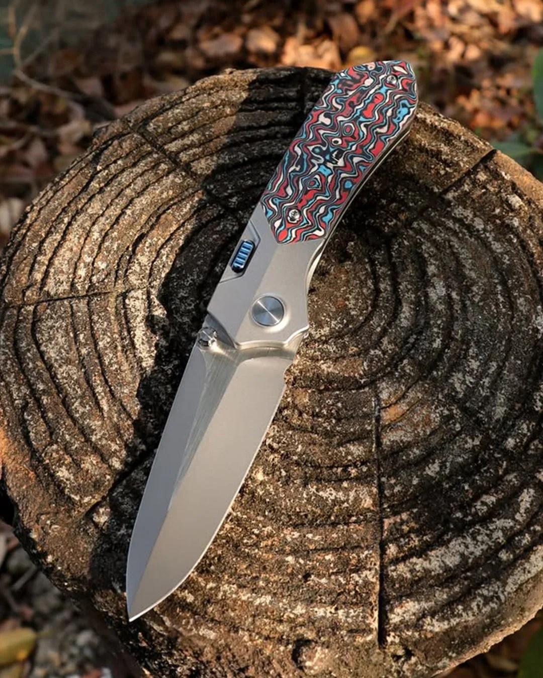 Remette RT-Meteor knife on tree trunk