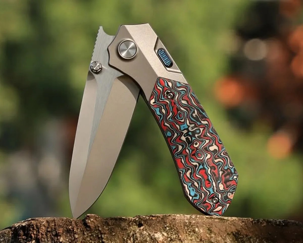 Remette RT-Meteor knife on tree trunk half closed