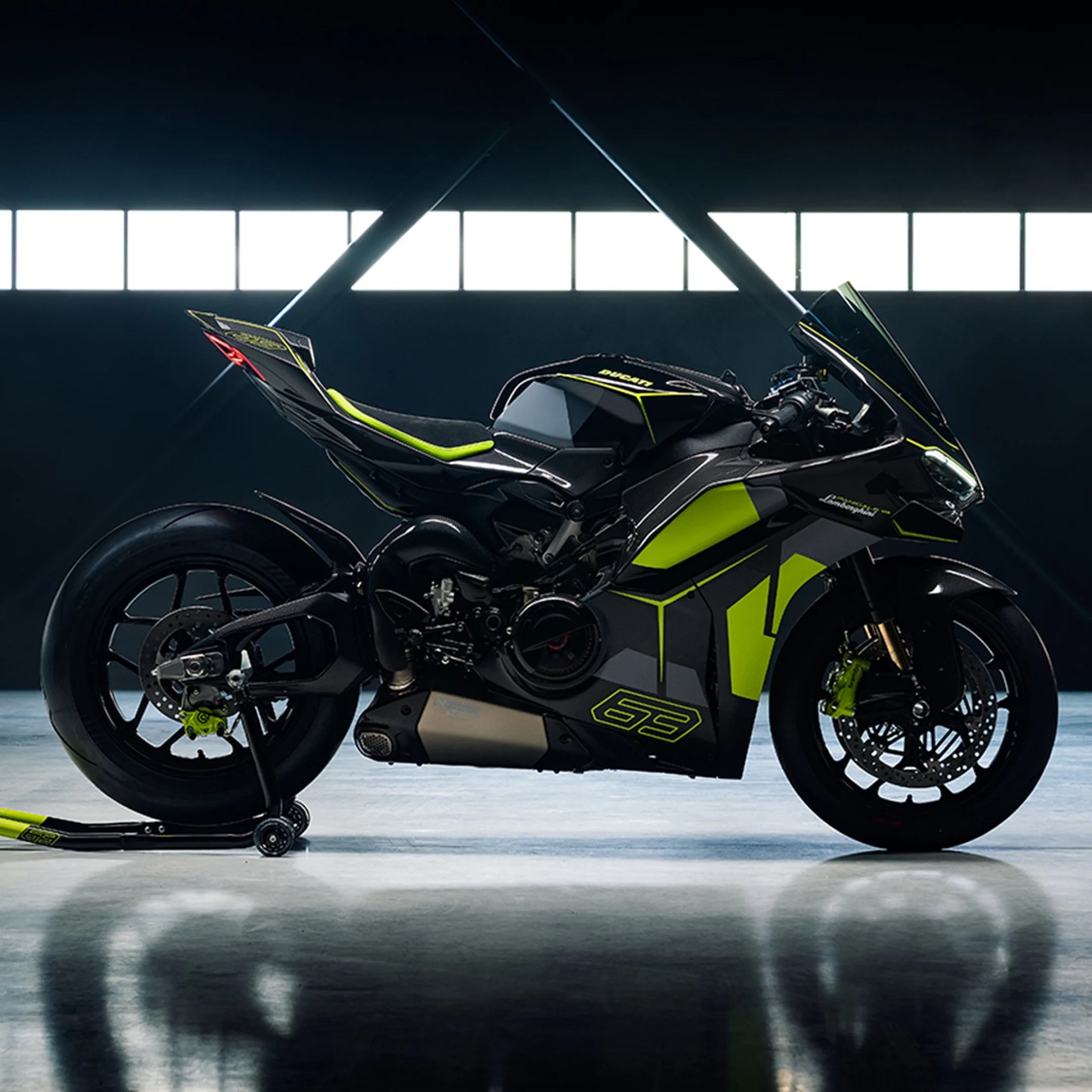 ducati-panigale-v4-lamborghini-embed_27a4cd