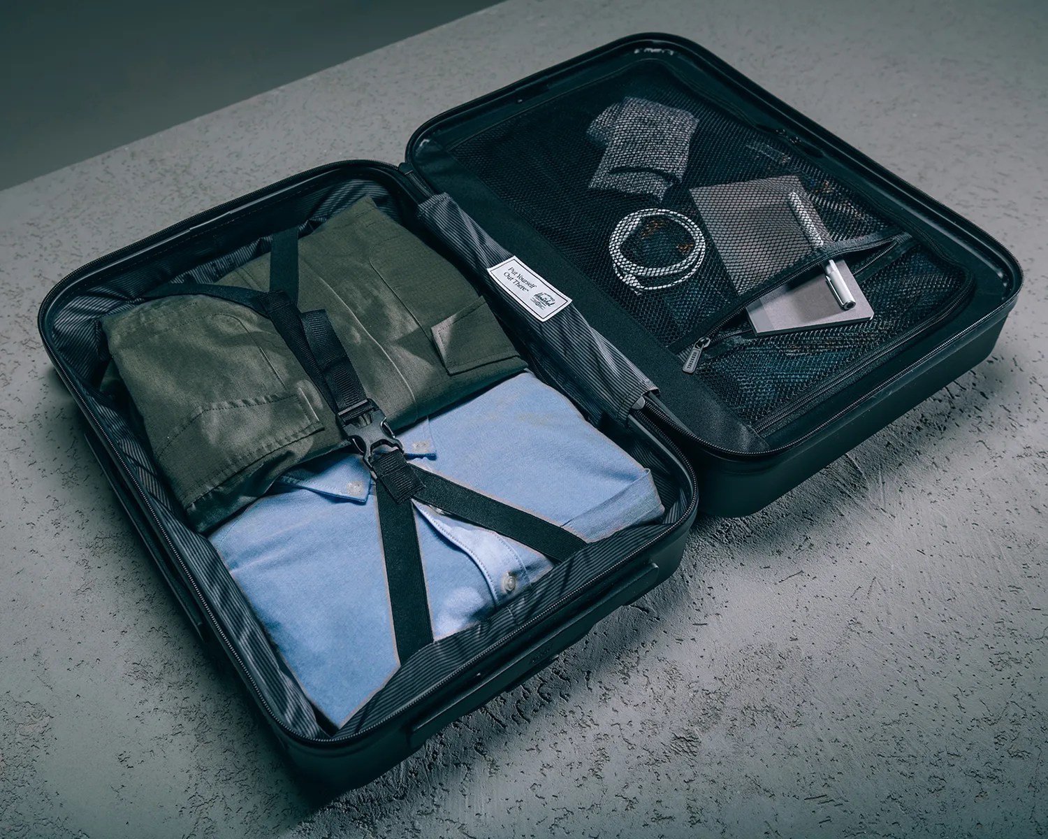 herschel hardshell pro clamshell layout