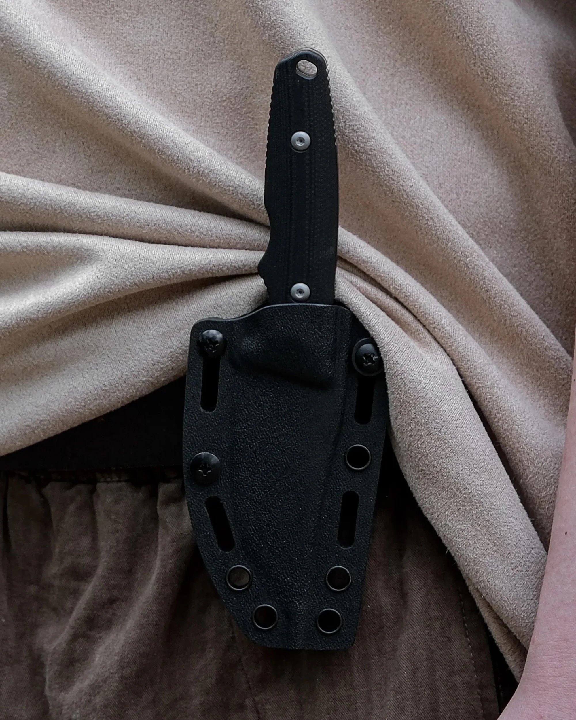 Vosteed H Back knife in sheath