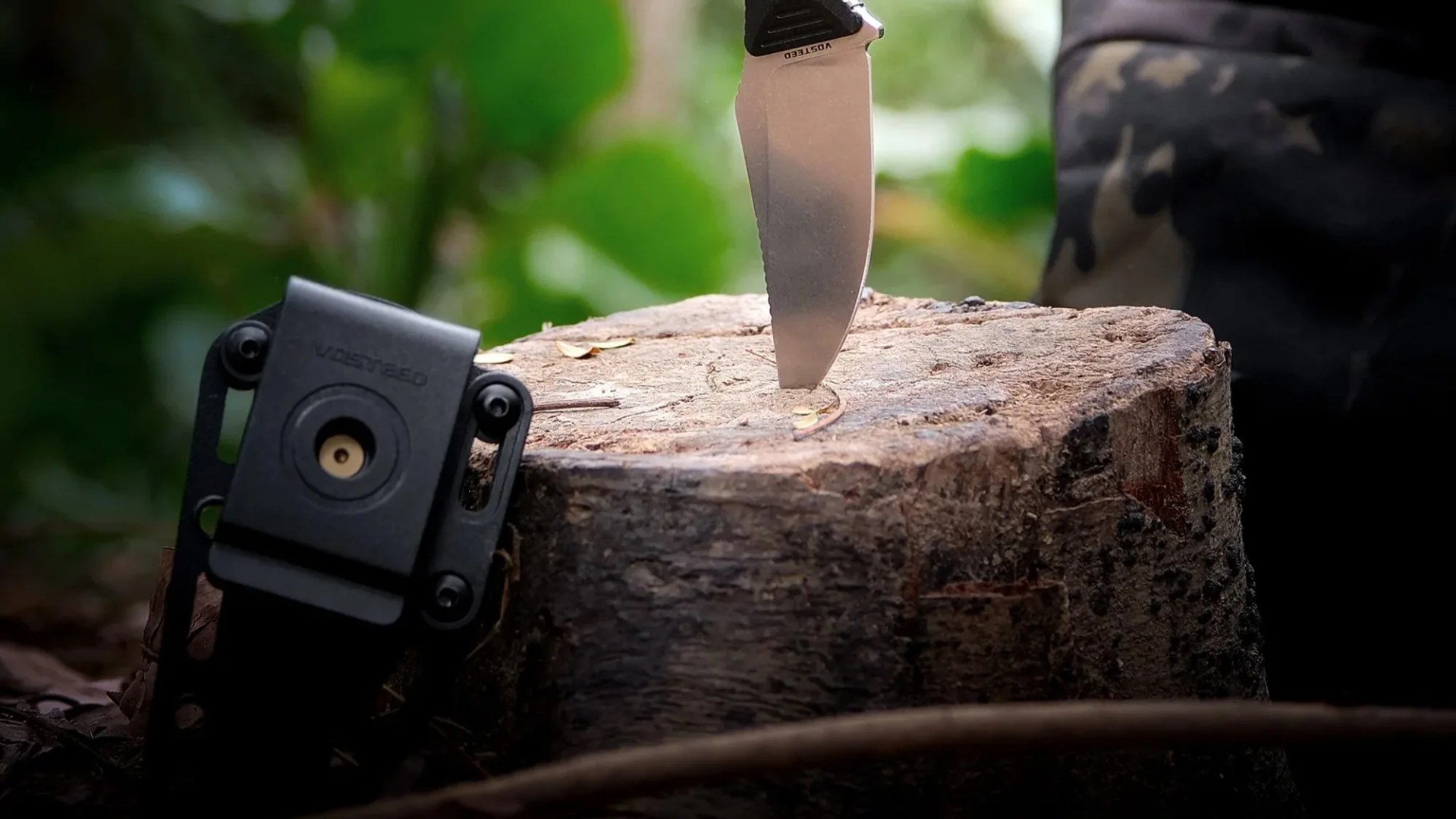 Vosteed H Back knife in tree trunk