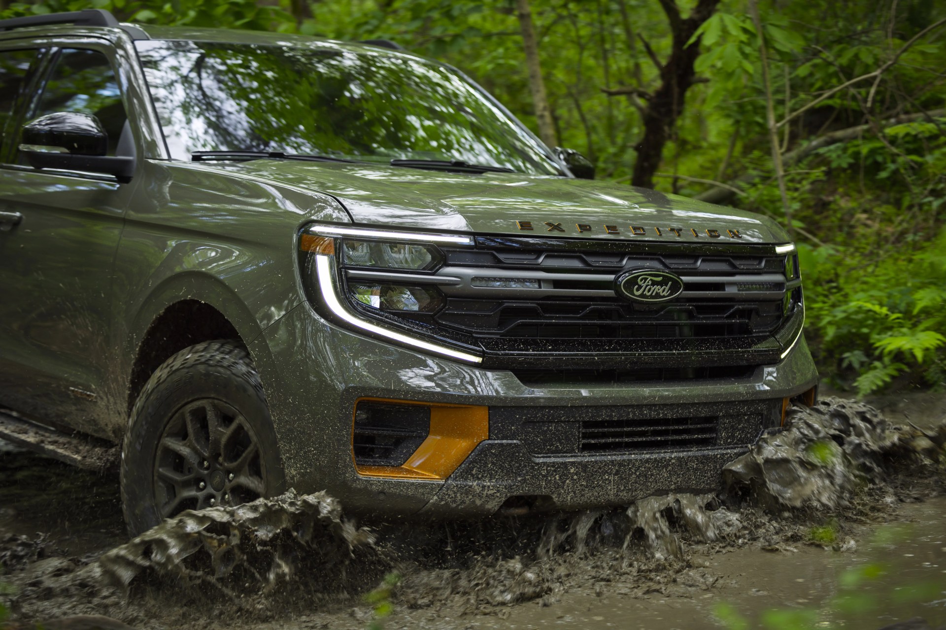 2025 Ford Expedition Tremor driving through the mud of Interlake Park