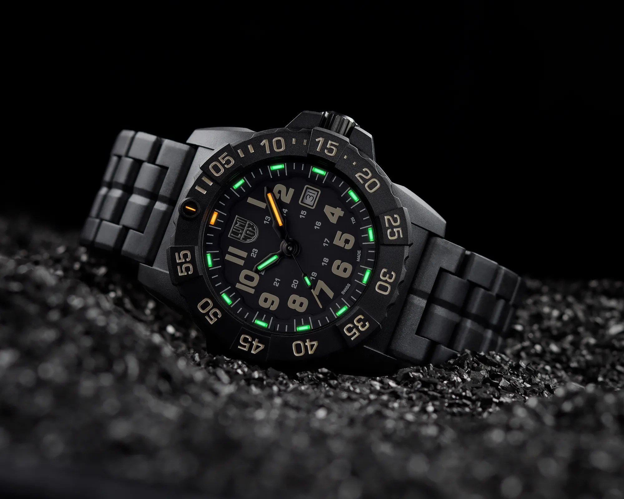 Luminox Navy SEAL 3500 Carbonox Dive Watch lume